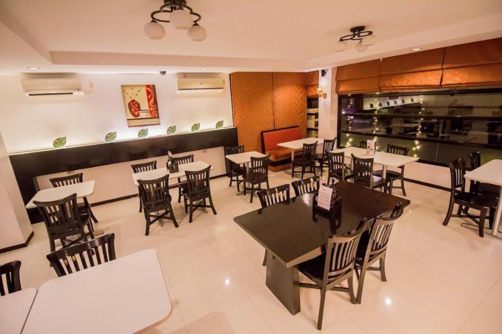 The Red Palm Suites And Restaurant Butuan City Esterno foto
