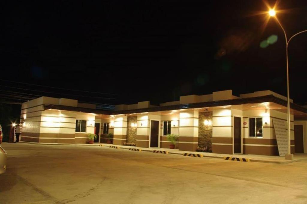 The Red Palm Suites And Restaurant Butuan City Esterno foto